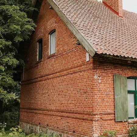 Stara Szkola Nad Jeziorem Czarne  Kültér fotó