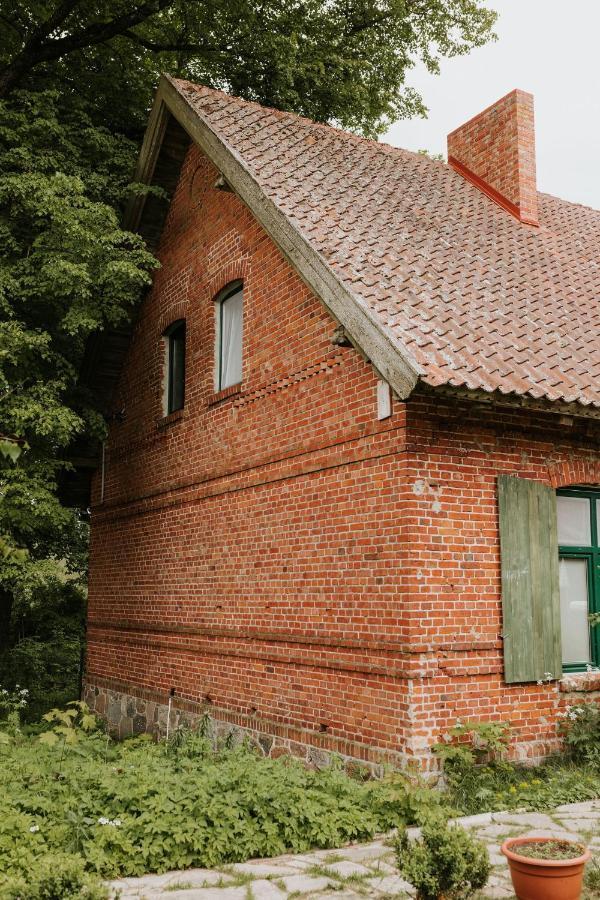 Stara Szkola Nad Jeziorem Czarne  Kültér fotó