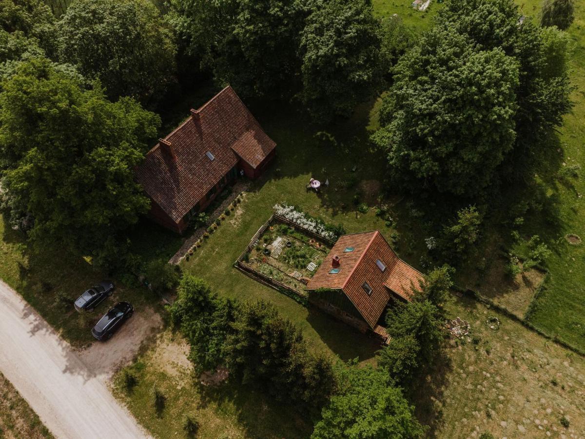 Stara Szkola Nad Jeziorem Czarne  Kültér fotó
